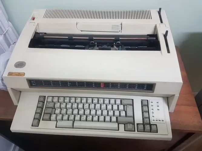 Máquina de escrever elétrica IBM