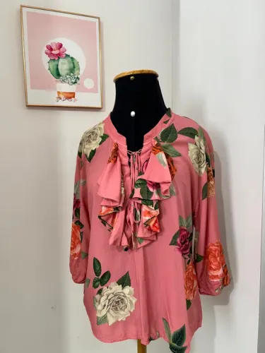 Blusa feminina floral com babado
