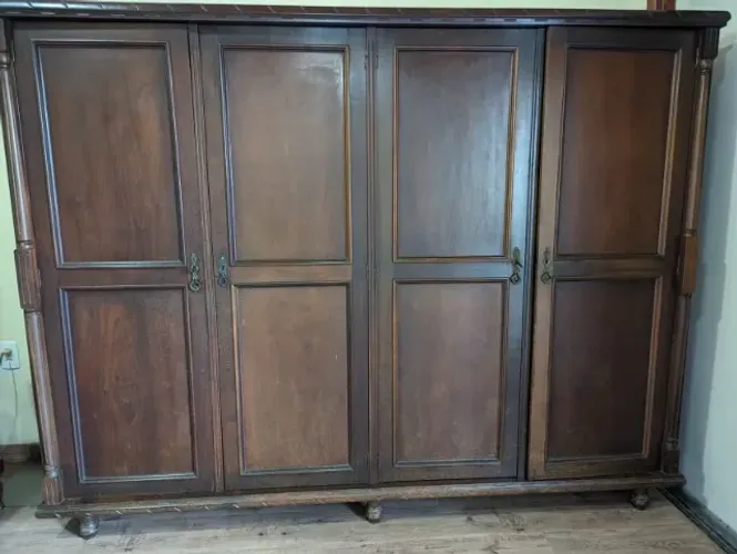 Lindo guarda-roupa casal antigo em madeira maciça