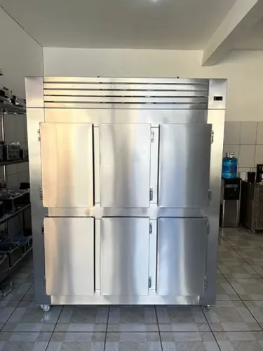 Geladeira comercial para cozinha industrial 6 portas cegas.