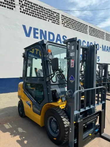 LOCAÇÃO DE EMPILHADEIRA CABINADA DE 2,5 TONELADAS