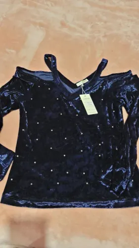 Blusa azul em veludo com detalhes em pedrinhas