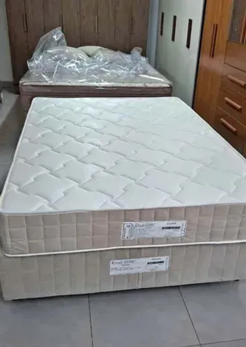 Cama de casal em molas ensacadas (nova)