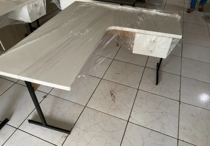 new - mesa escrivaninha branca com perna de ferro e duas gavetas