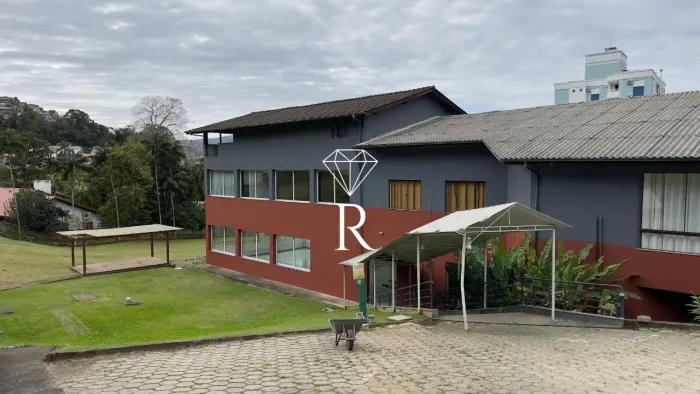 Ampla sala comercial na Carvoeira