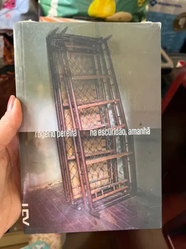 Livro: NA ESCURIDÃO, AMANHÃ. 