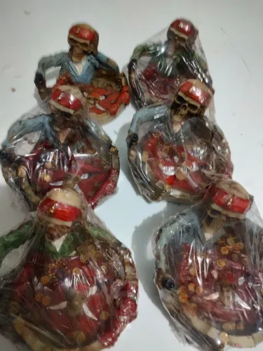 Kit com 6 cinzeiros de resina pirata caveira.