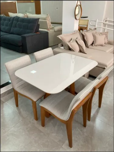 mesa de jantar com tampo de vidro e base em madeira maciça com 4 cadeiras