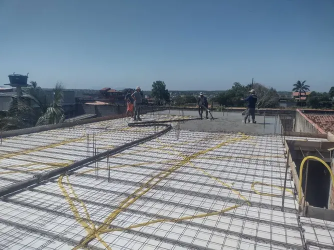 Laje pré-moldadas, concreto bombeado e escoramento metálico com mão de obra