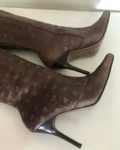 Maravilhosa Botas Couro marrom com detalhes animal print tartaruga 37