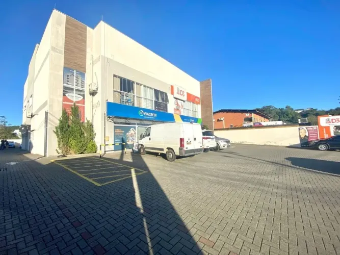 Imóvel com 45m², localizado no segundo piso, banheiros compartilhados com as outras salas 