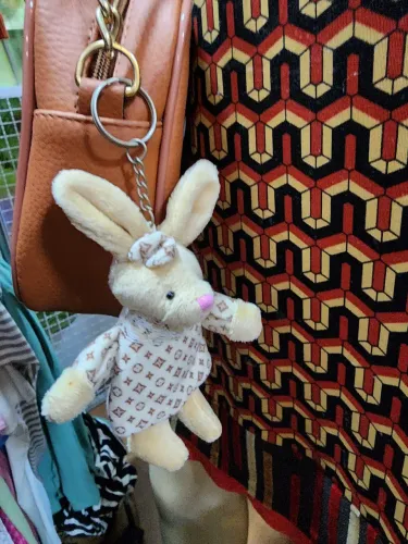 Chaveiro de coelho de pelúcia com estampa