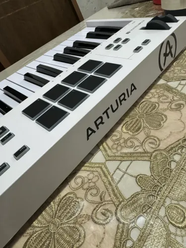 Vende - se controlador da Arturia