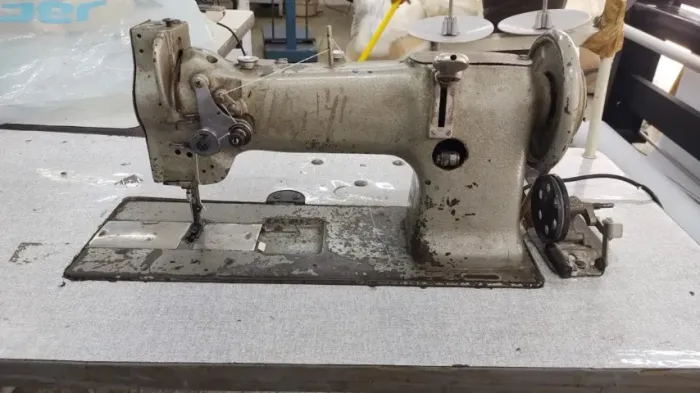 Máquina de costura reta industrial - ( costura couro )