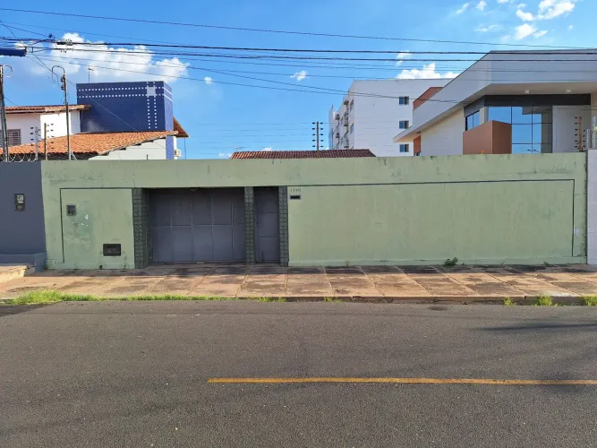 Casa em rua pública / R Prisco Medeiros prox à UFPI