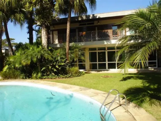 Casa á venda de 889 m², com 5 suítes, quadra de tênis, piscina e 8 vagas no bairro Jardim