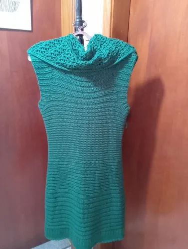 Vestido Tricot Verde com Gola Alta. CROCHÊ FEITO A MÃO E NOVÍSSIMO