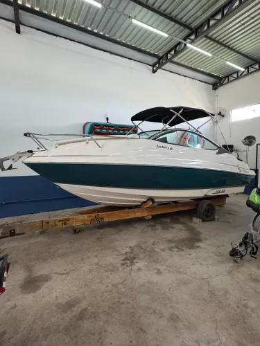 Lancha Focker 230 UNICO DONO COM 49 HRS DE USO