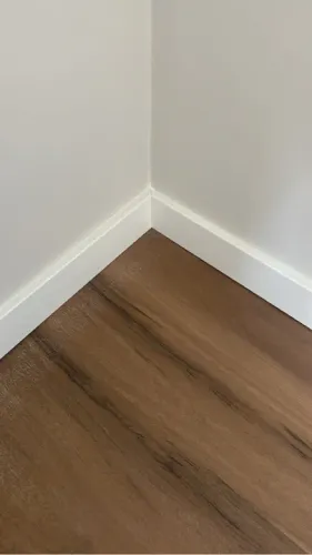 Instalador de piso laminado / vinílico e rodapés . Manutenção e instalação.