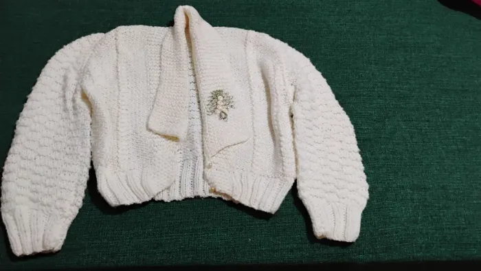Casaco branco de tricô com detalhe bordado