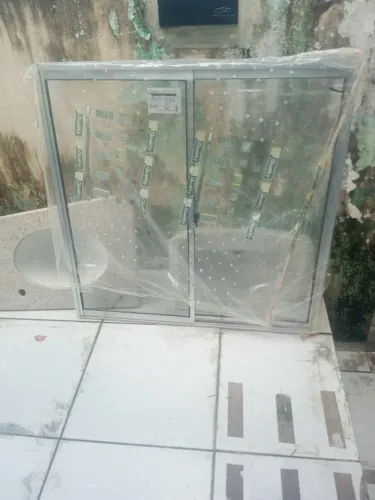 Janela de vidro 1m x 1m. Negociável!