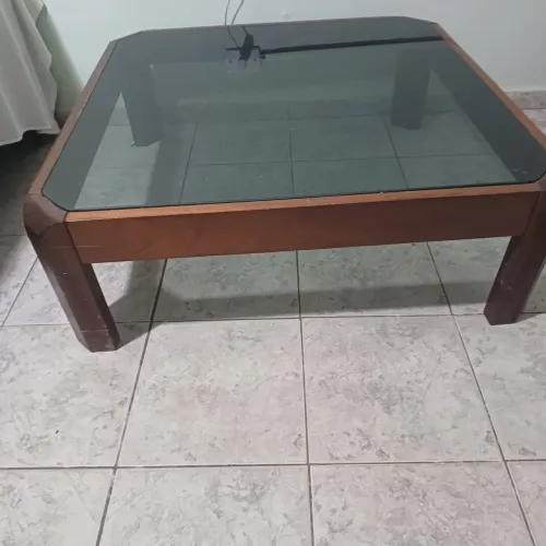 Mesa de centro em madeira maciça com tampo  de vidro .