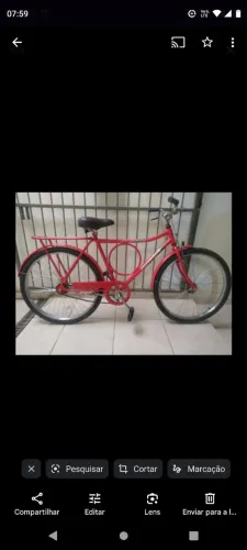 Bicicleta Vermelha Retrô e Prata de Alumínio 