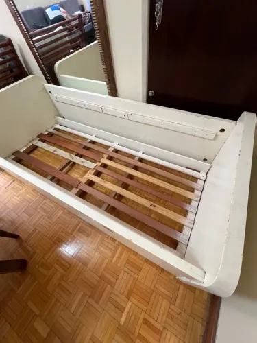 BiCama de madeira solteiro( branca em laca )com cama de puxar estrado de madeira