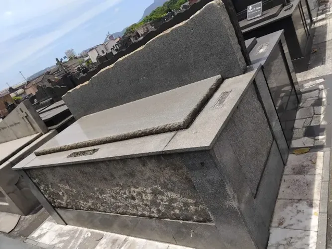 JAZIGO PERPÉTUO NO CEMITÉRIO DO CAJU, DE PEDRA BRUTA E GRANITO - ALA NOBRE!