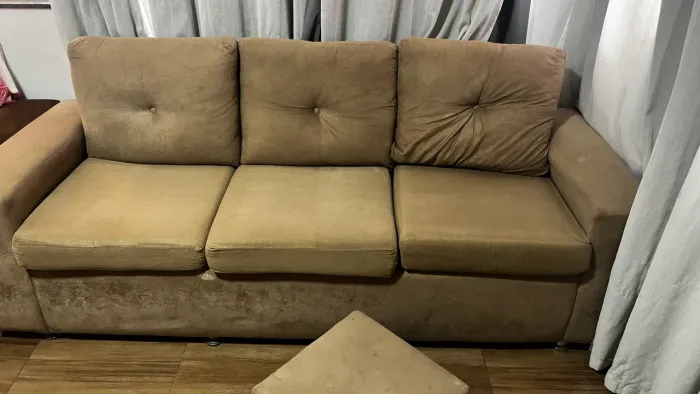 Sofá 3 lugares, ótimo estado. Acompanha banquinho