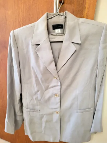 Conjunto alfaiataria blazer e saia, cinza claro Screen - Tamanho M