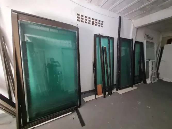 Portas em Esquadrias de Alumínio e Vidro A partir de 900  reais 