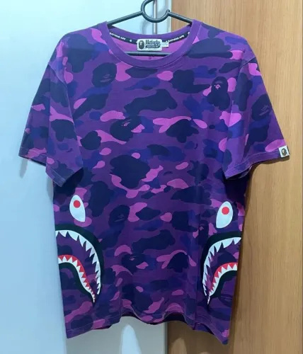 BAPE - Camiseta Shark 1st Camo Purple
