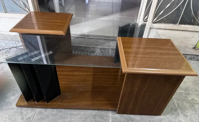 Mesa de centro amadeirada com tampo de vidro
