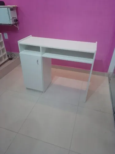 Mesa de Manicure Com Armário e Prateleira