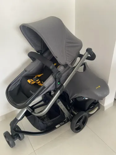 Carrinho de bebê com bebê conforto Safety 1st