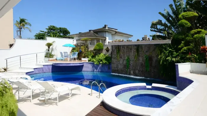 Luxuosa Mansão à Venda na Praia do Guarujá com Exclusivo salão com Mesa de pôquer