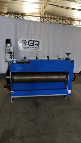 Corte e vinco 1500mm com vácuo para produzir caixas de papelão.