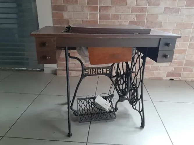Máquina de costura SINGER antiga com base metálica