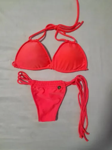 Biquini amarelo com bojo no seio