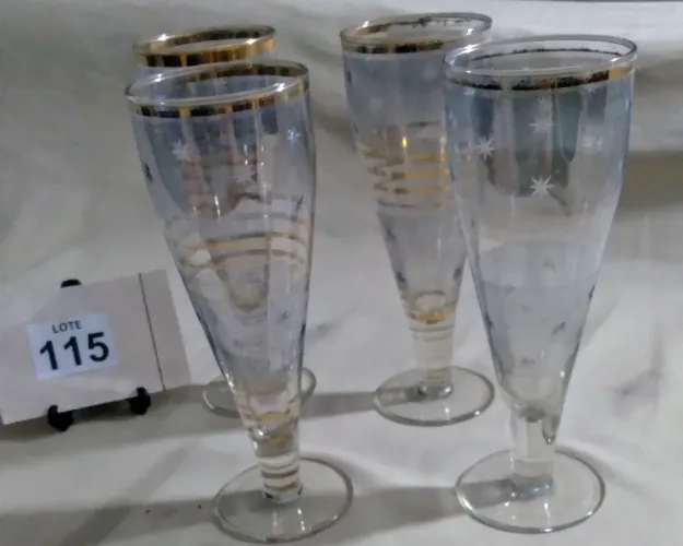 JG.de 4 tulipas para Chopp em Vidro Cristal - 1 apresenta desgaste na decoração pelo uso.