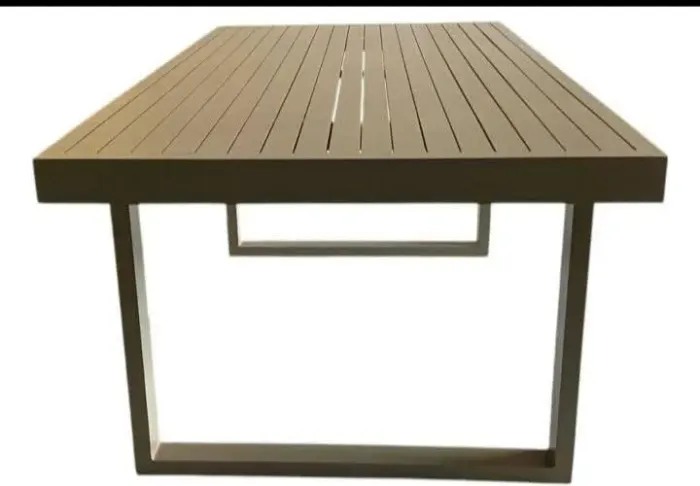 Mesa retangular ripada com pés em U