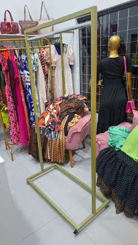 Arara de roupa para loja