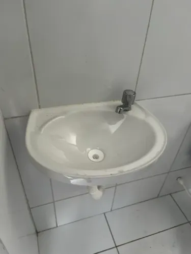 Pia de banheiro e torneira
