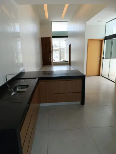 CASA 3 QUARTOS SENDO 1 SUITE COMPLETA EM ARMÁRIOS