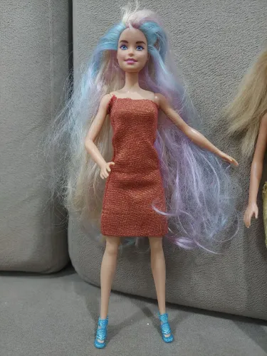 Boneca Barbie com cabelo colorido