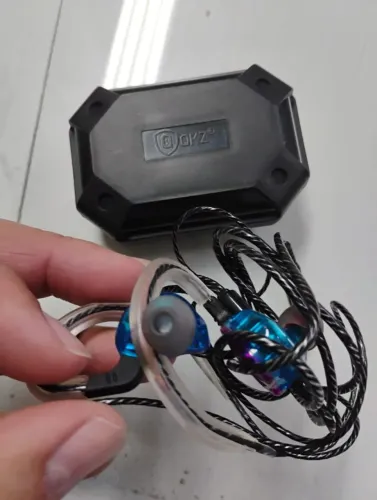 Fone de ouvido para celular com microfone plug p2 QKZ com estojo