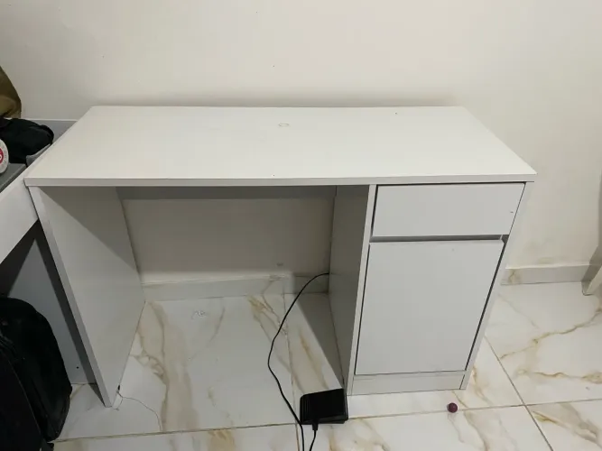 Escrivaninha Branca com Gavetas