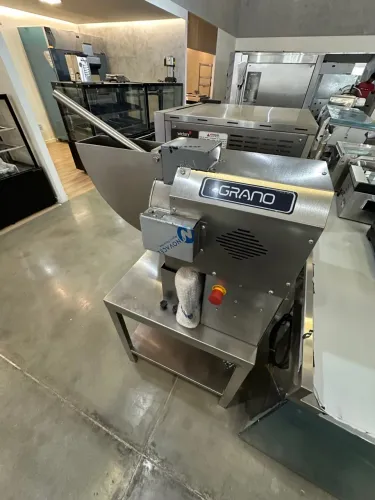 Ralador e desfiador  de alimentos pedestal 300  380V trifásico - Grano 