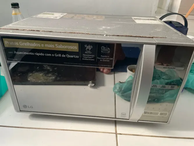 Micro-ondas LG com Grill de Quartzo (três meses de garantia)
